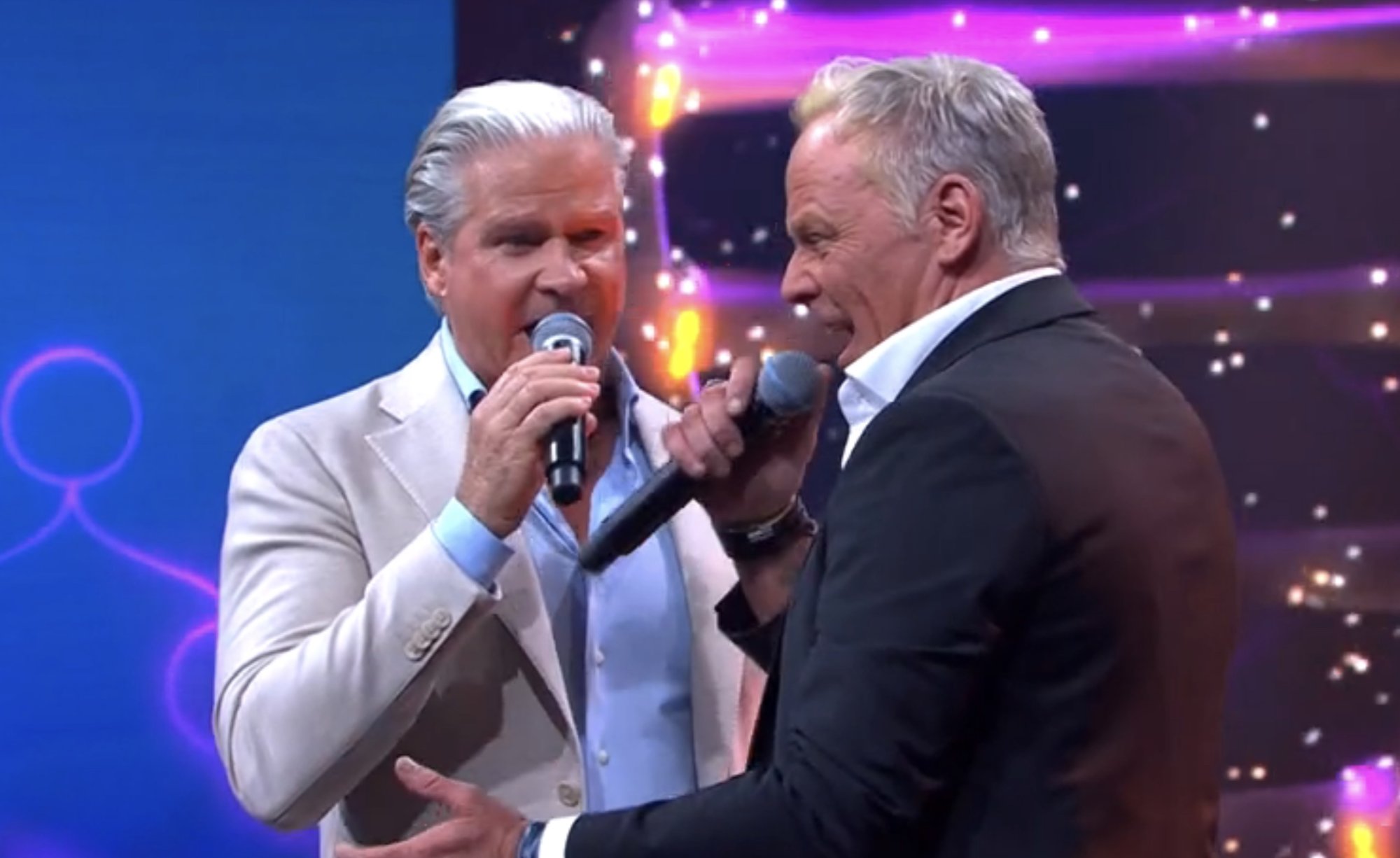 Dries Roelvink maakt opwachting in DNA Singers voor emotioneel duet